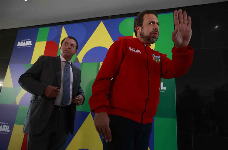 Ministros Luiz Marinho e Guilherme Boulos falam a respeito do projeto da Escala de trabalho 6x1, no Palácio do Planalto — Foto: Cristiano Mariz/Agência O Globo