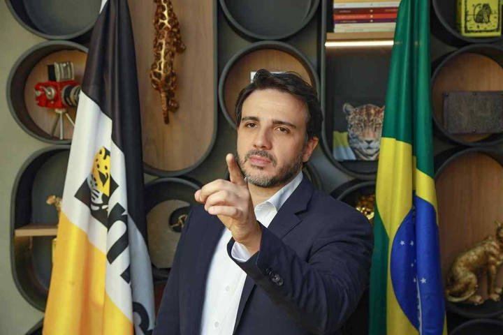 Renan Santos diz que Flávio Bolsonaro é inviável na disputa contra Lula e espera migração de votos antipetistas