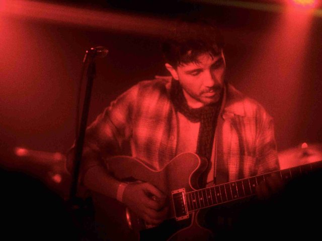 Renan Santos envereda pelo rock como Milei, mas não quer ser um presidente cafona
