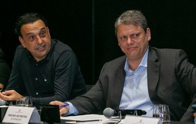 Tarcísio deixa entrevista sem responder questionamento sobre vice investigado no exterior por suspeita de lavagem de dinheiro
