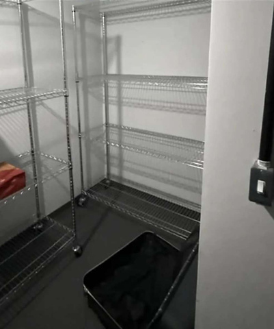Estante e mala vazia dentro da sala encontrada pela PF — Foto: Reprodução / Jornal Nacional