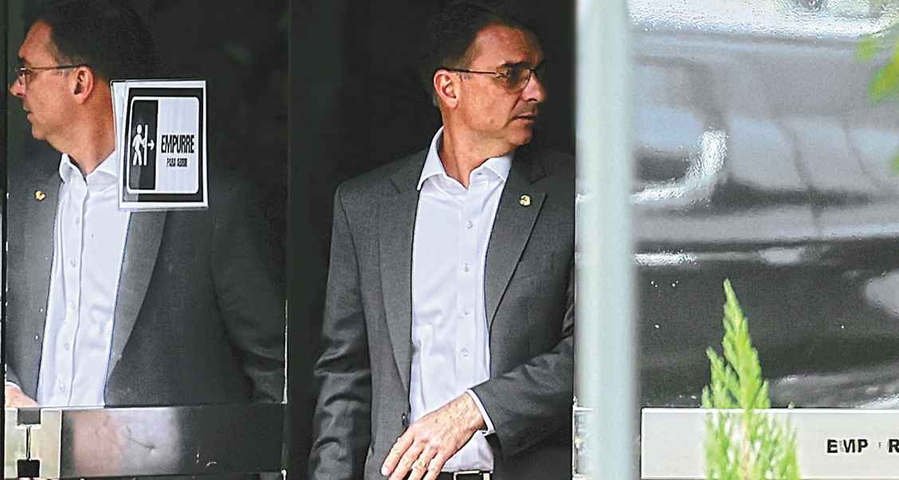 Faria Lima recebe Flávio Bolsonaro com desconfiança e vê falta de clareza sobre agenda econômica do senador
