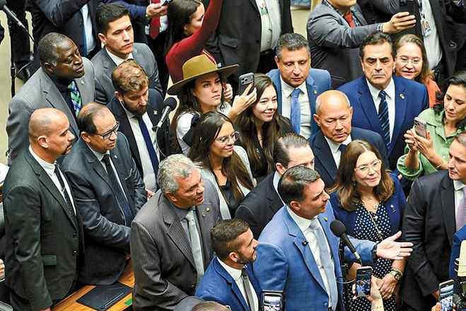 Fragmentação de candidaturas na direita ameaça plano bolsonarista de eleger maioria no Senado
